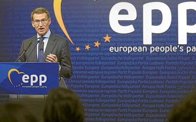 Alberto Núñez Feijóo, ayer en rueda de prensa tras la cumbre del Partido Popular Europeo en Bruselas. | FOTO: EFE Alberto Núñez Feijóo, ayer en rueda de prensa tras la cumbre del Partido Popular Europeo en Bruselas. | FOTO: EFE
