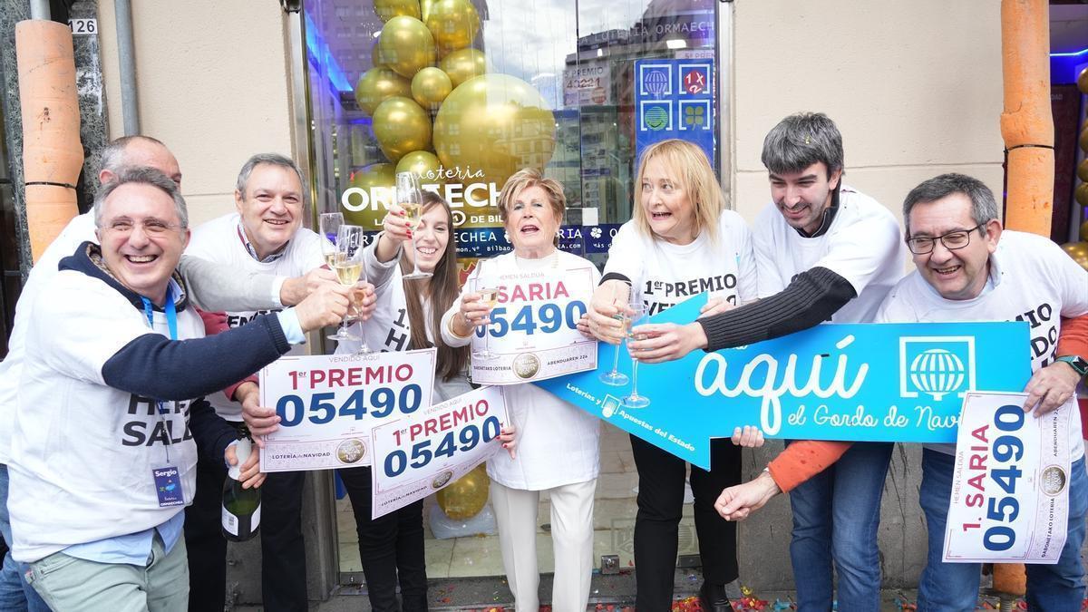 Empleados de la administración situada en la calle Alameda Urquijo celebran que han vendido parte del número 5490 correspondiente al 'Gordo' del Sorteo Extraordinario de la Lotería de Navidad, a 22 de diciembre de 2022, en Bilbao