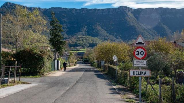 Entrada a la localidad de Delika en el Valle de Arrastaria