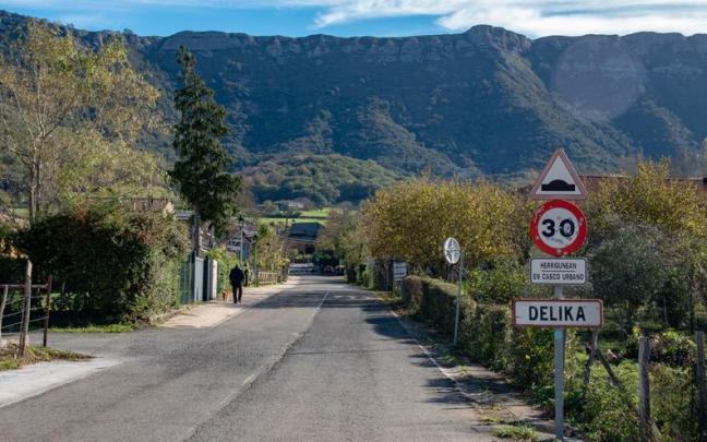 Entrada a la localidad de Delika en el Valle de Arrastaria