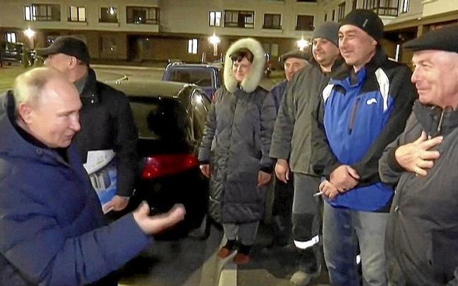 El presidente de Rusia, Vladímir Putin, habla con habitantes de Mariúpol en la visita que cursó a la ciudad ucraniana en manos de los rusos. El presidente de Rusia, Vladímir Putin, habla con habitantes de Mariúpol en la visita que cursó a la ciudad ucraniana en manos de los rusos.