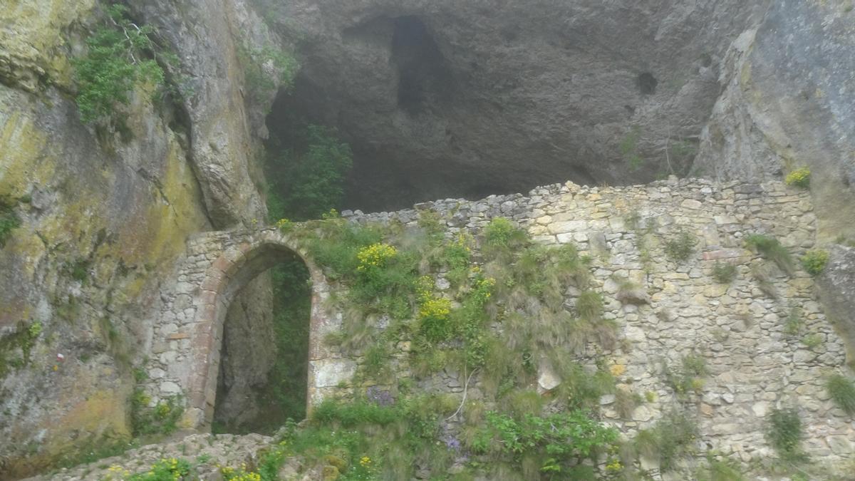 La entrada al túnel de San Adrián estaba custodiada por un fuerte, del que ahora queda la portada en el lado guipuzano.