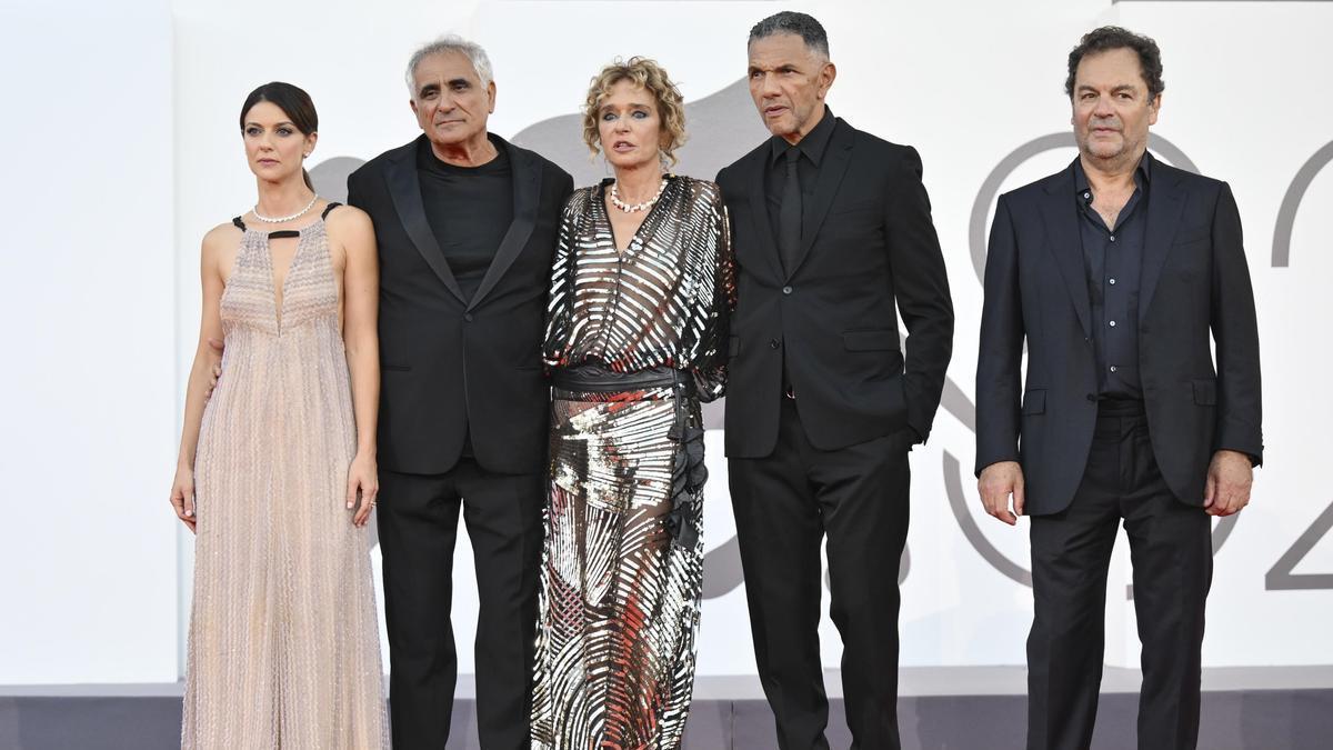 El equipo de 'Elisa' posa en la alfombra roja del Festival de Venecia durante la presentación de la película.