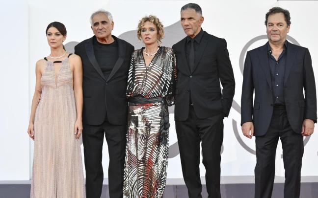 El equipo de 'Elisa' posa en la alfombra roja del Festival de Venecia durante la presentación de la película.