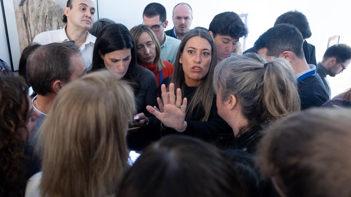 La portavoz de Junts en el Congreso, Míriam Nogueras, rodeada de los periodistas