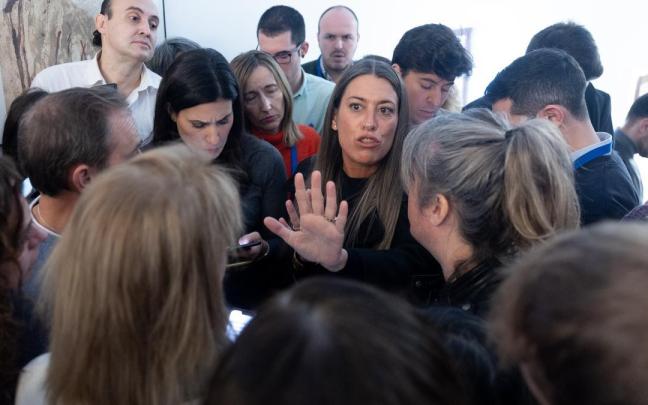 La portavoz de Junts en el Congreso, Míriam Nogueras, rodeada de los periodistas