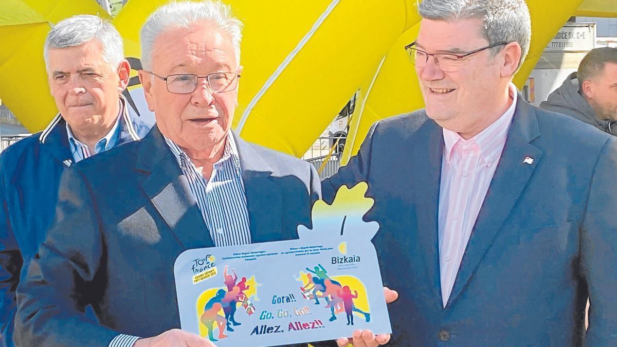 Miguel Madariaga recibe un premio de la mano del alcalde de Bilbao, Juan Mari Aburto, en el Tour Eguna de la capital vizcaína.