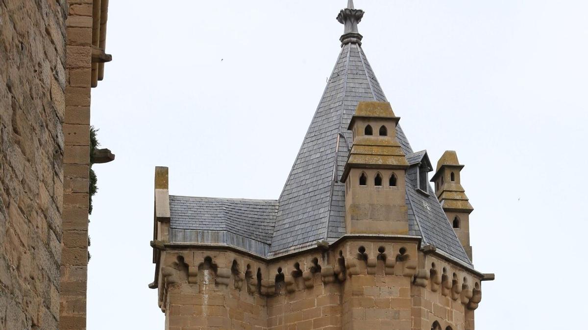 Las torres del Palacio Real de Olite se alzan hacia el cielo azul.