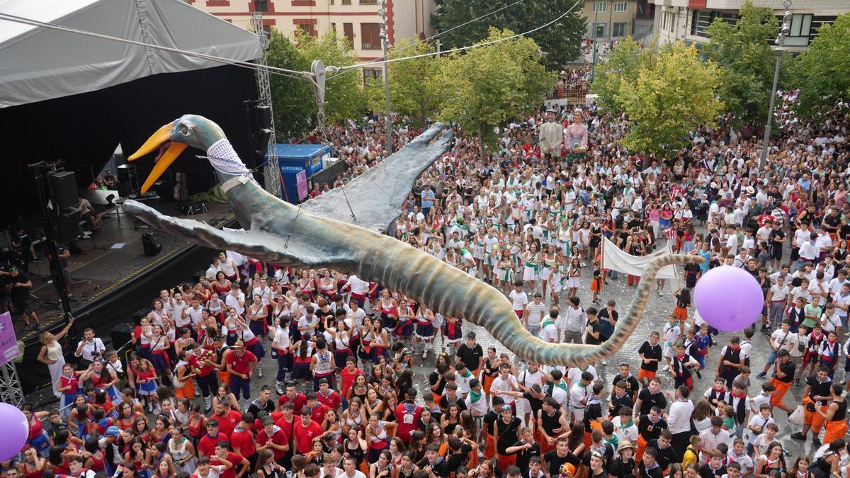 En imágenes: La bajada de Iguarrako enciende la fiesta en Amurrio