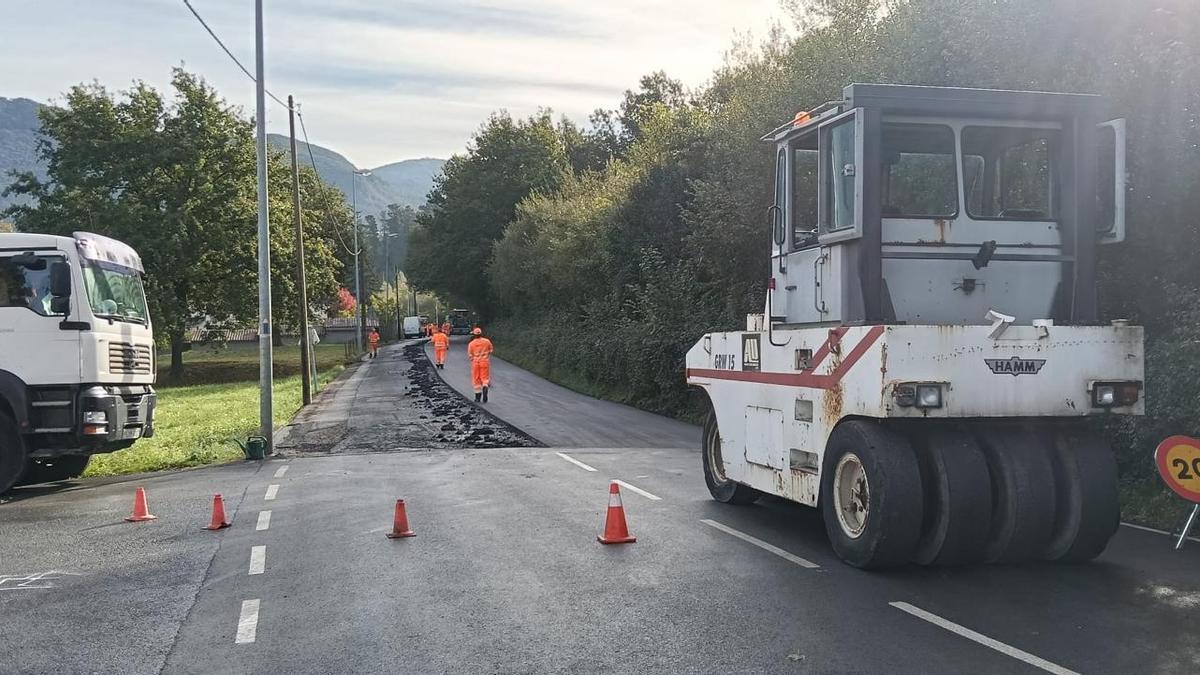 La maquinaria está ya trabajando en el asfaltado de viales de Igorre
