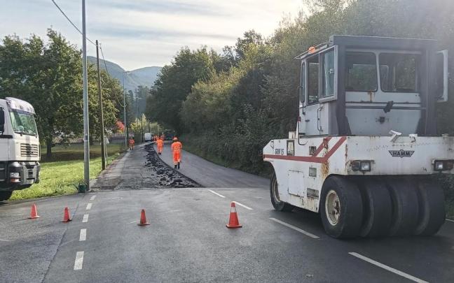 La maquinaria está ya trabajando en el asfaltado de viales de Igorre