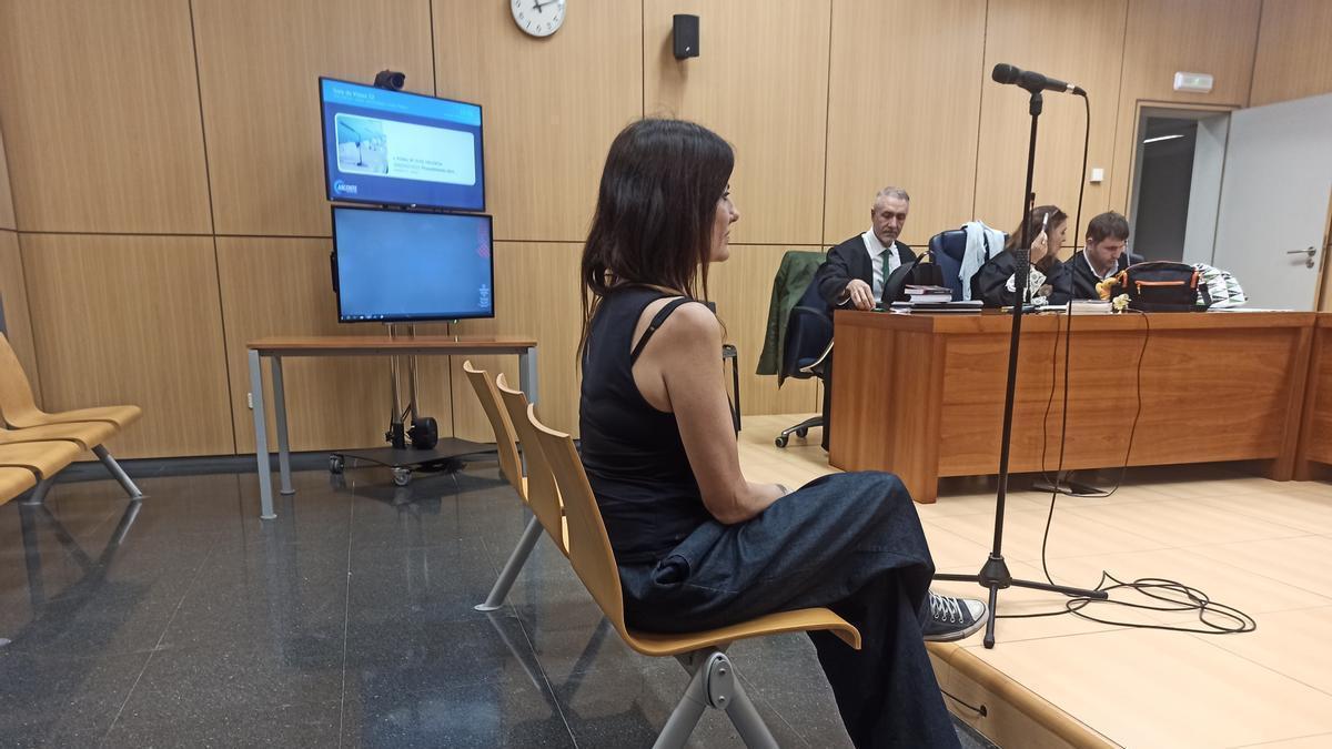 Cristina Seguí en el banquillo de los acusados durante el juicio.
