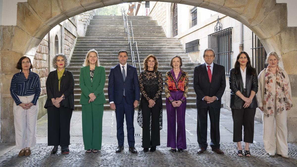 El lehendakari Imanol Pradales y la presidenta de Eusko Ikaskuntza, Ana Urkiza, reconocen la trayectoria de una de las principales investigadoras de la diáspora vasca.