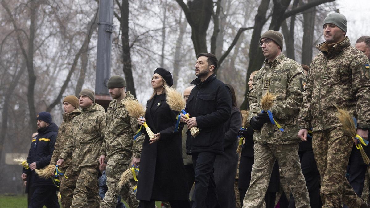 Zelenski junto a su mujer, Olena Zelenska, durante una ofrenda a las víctimas del Holodomor el pasado 22 de noviembre.