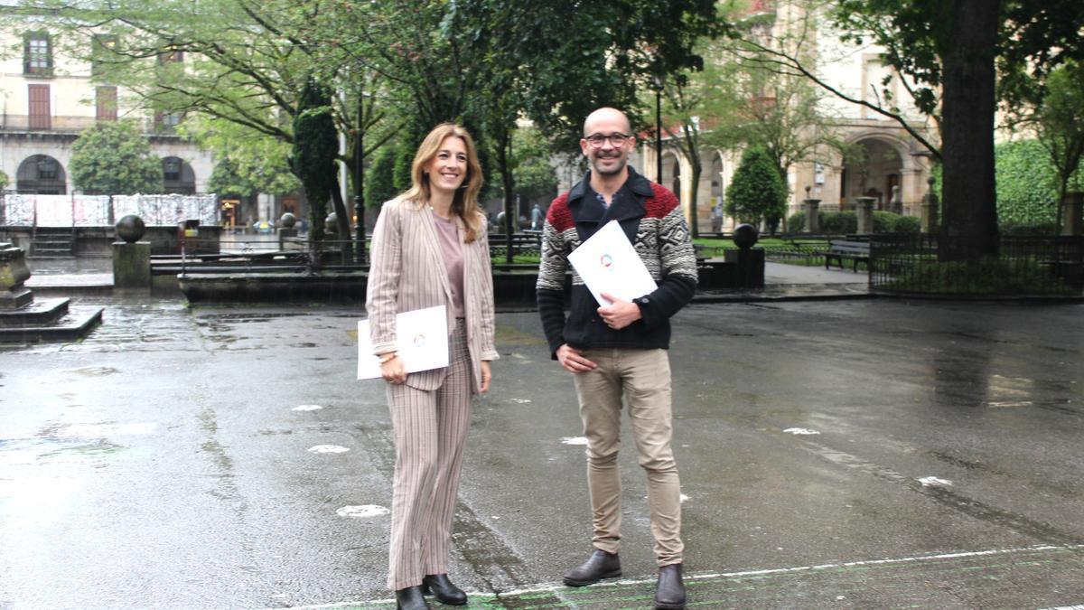 La alcaldesa, Izaro Elorza, y el edil de Urbanismo Iñigo Ruiz en el área junto a la Plaza que será renovada.