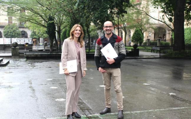La alcaldesa, Izaro Elorza, y el edil de Urbanismo Iñigo Ruiz en el área junto a la Plaza que será renovada. / Anabel Dominguez. La alcaldesa, Izaro Elorza, y el edil de Urbanismo Iñigo Ruiz en el área junto a la Plaza que será renovada.