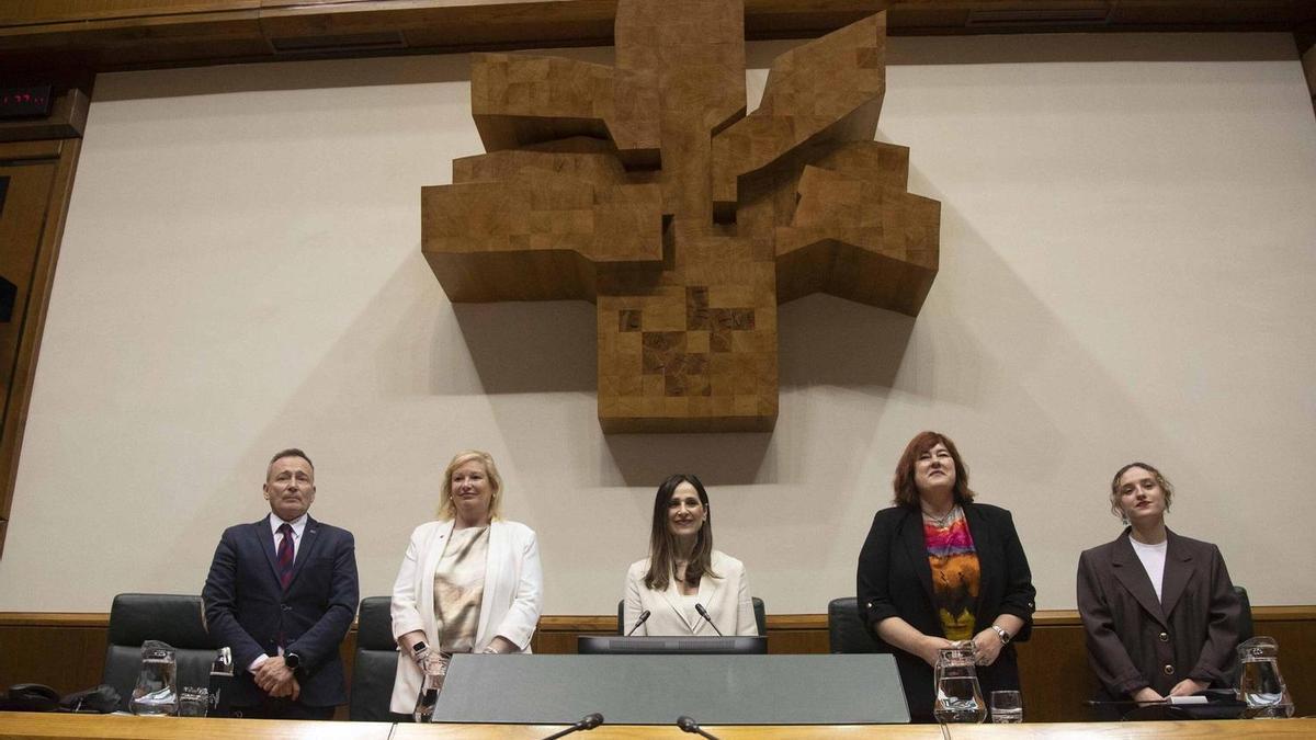 Jon Aiartza, Susana Corcuera, Bakartxo Tejeria, Eba Blanco y Eraitz Saez de Egilaz gestionarán la Mesa del Parlamento Vasco