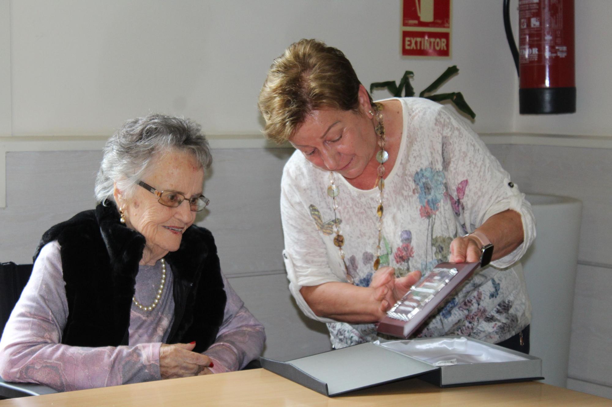 Josefa Olabarri recibió la placa muy ilusionada y sonriente