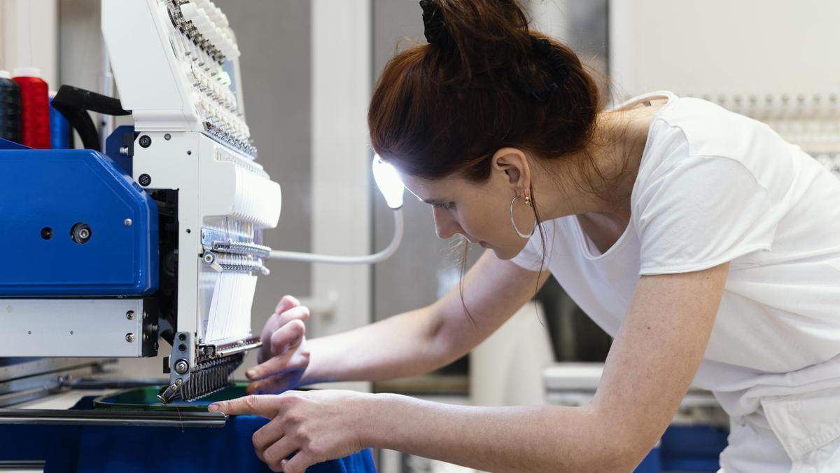 Una trabajadora de una empresa textil.