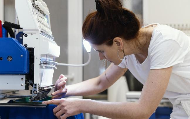 Una trabajadora de una empresa textil. / Freepik Una trabajadora de una empresa textil.