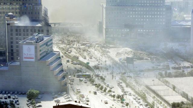Vista general de una zona de Nueva York llena de polvo por el desplome de las Torres Gemelas.