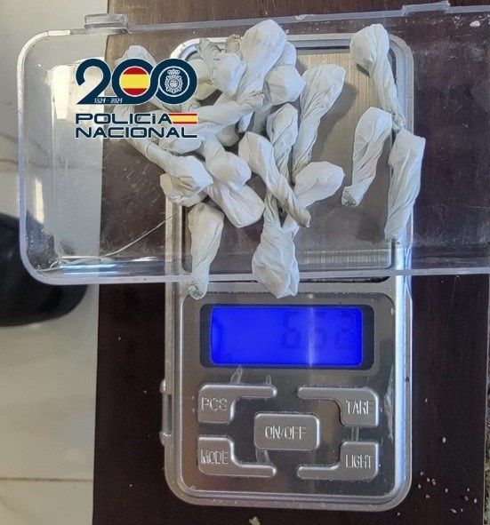 Parte de la cocaína incautada en la operación contra un punto de venta de droga en Málaga.