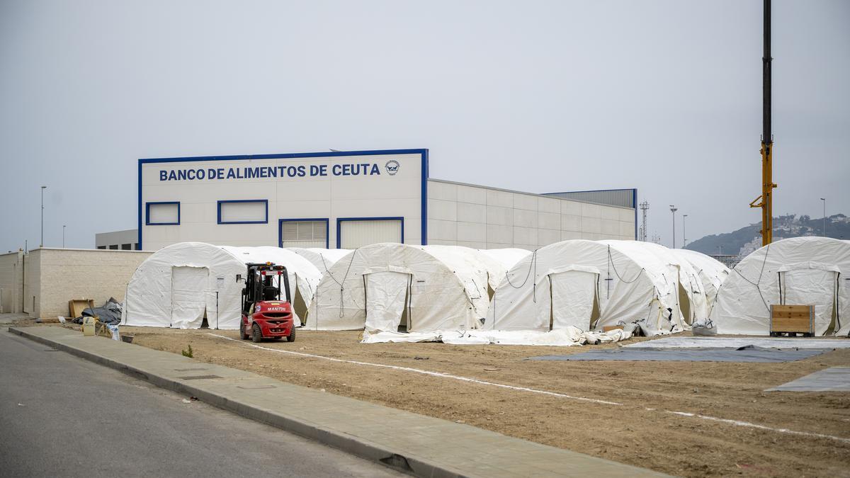 Instalación de nuevas tiendas de campaña junto al Banco de Alimentos de Ceuta.