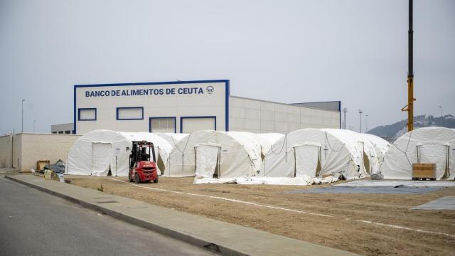 Instalación de nuevas tiendas de campaña junto al Banco de Alimentos de Ceuta.