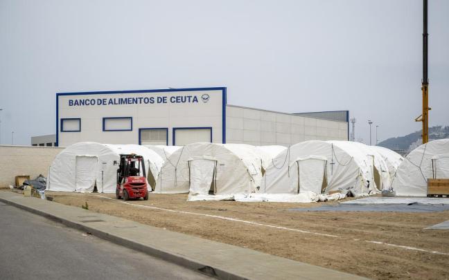 Instalación de nuevas tiendas de campaña junto al Banco de Alimentos de Ceuta.