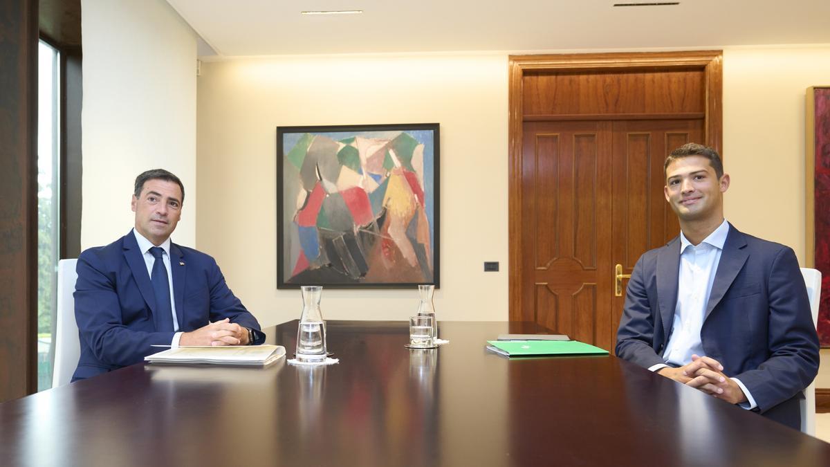 El lehendakari, Imanol Pradales, este miércoles, con el portavoz del PNV en el Parlamento, Joseba Díez Antxustegi