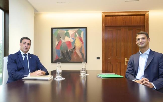El lehendakari, Imanol Pradales, este miércoles, con el portavoz del PNV en el Parlamento, Joseba Díez Antxustegi