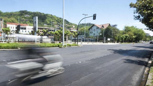 Una moto circula por la Avenida de Navarra / RUBEN PLAZA