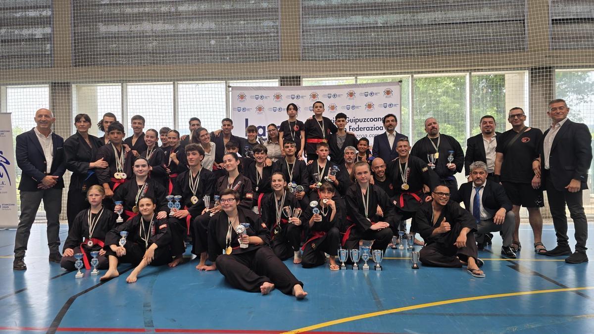 Las y los luchadores de la Escuela de Artes Marciales y Deportes de Combate Atama en una foto de familia tras triunfar en los campeonatos.