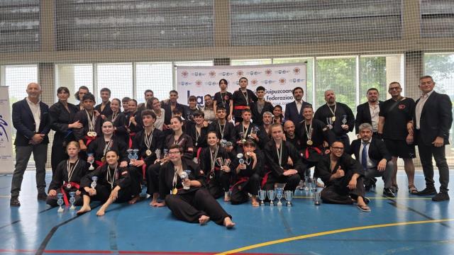 Las y los luchadores de la Escuela de Artes Marciales y Deportes de Combate Atama en una foto de familia tras triunfar en los campeonatos.
