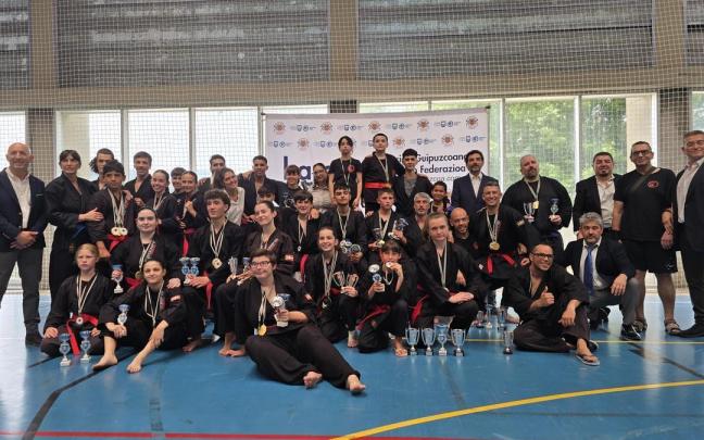 Las y los luchadores de la Escuela de Artes Marciales y Deportes de Combate Atama en una foto de familia tras triunfar en los campeonatos.