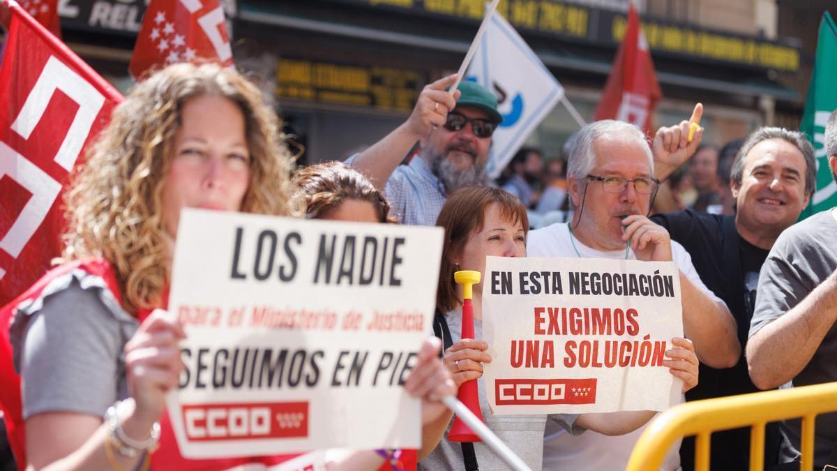 Funcionarios de justicia sujetan pancartas durante una concentración frente al Ministerio.