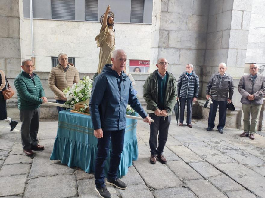 La imagen de Cristo Resucitado espera el momento del encuentro con la Virgen María.