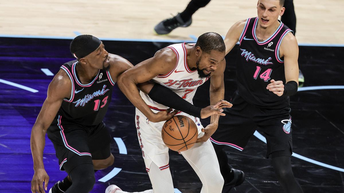 Durant pugna por el balón ante la defensa de los Miami Heat.