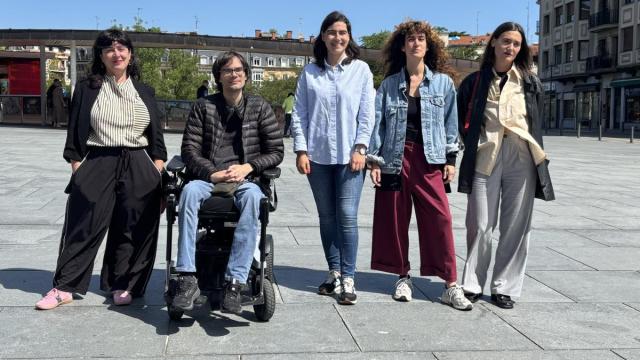 María José Noáin, Rubén Ávila, Nuria Alzaga, Ageda Blasco e Izaro Ieregi, esta mañana en San Juan. / A.M.S. María José Noáin, Rubén Ávila, Nuria Alzaga, Ageda Blasco e Izaro Ieregi, esta mañana en San Juan.