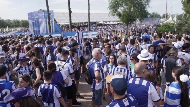 La afición txuri-urdin, dirigiéndose al estadio durante la kalejira.