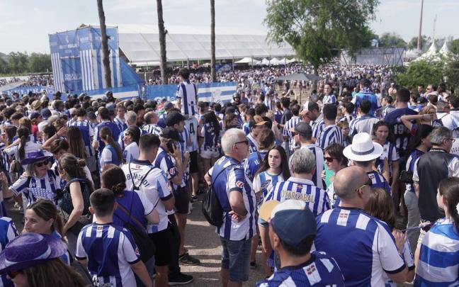 La afición txuri-urdin, dirigiéndose al estadio durante la kalejira.
