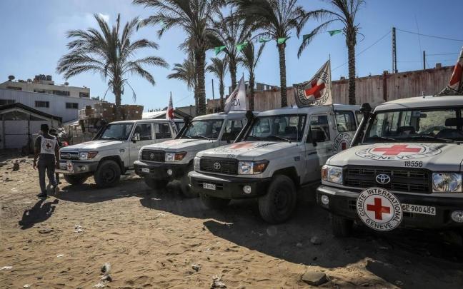 Varios vehículos del Comité Internacional de Cruz Roja en Jan Yunis.