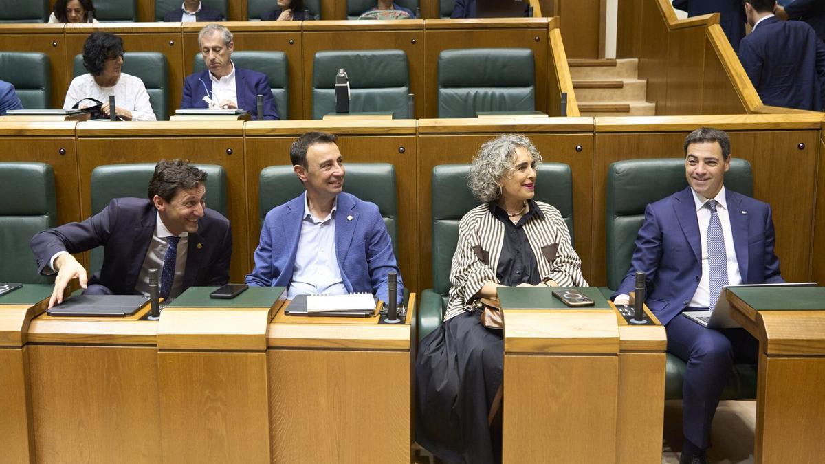 El Parlamento Vasco celebra un pleno monográfico promovido por EH Bildu para debatir sobre políticas que garanticen la seguridad vital.