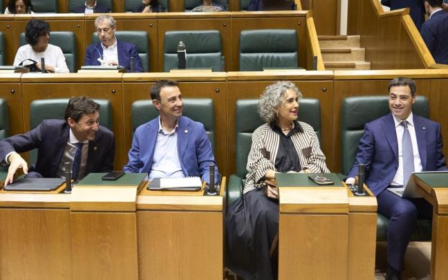 El Parlamento Vasco celebra un pleno monográfico promovido por EH Bildu para debatir sobre políticas que garanticen la seguridad vital.