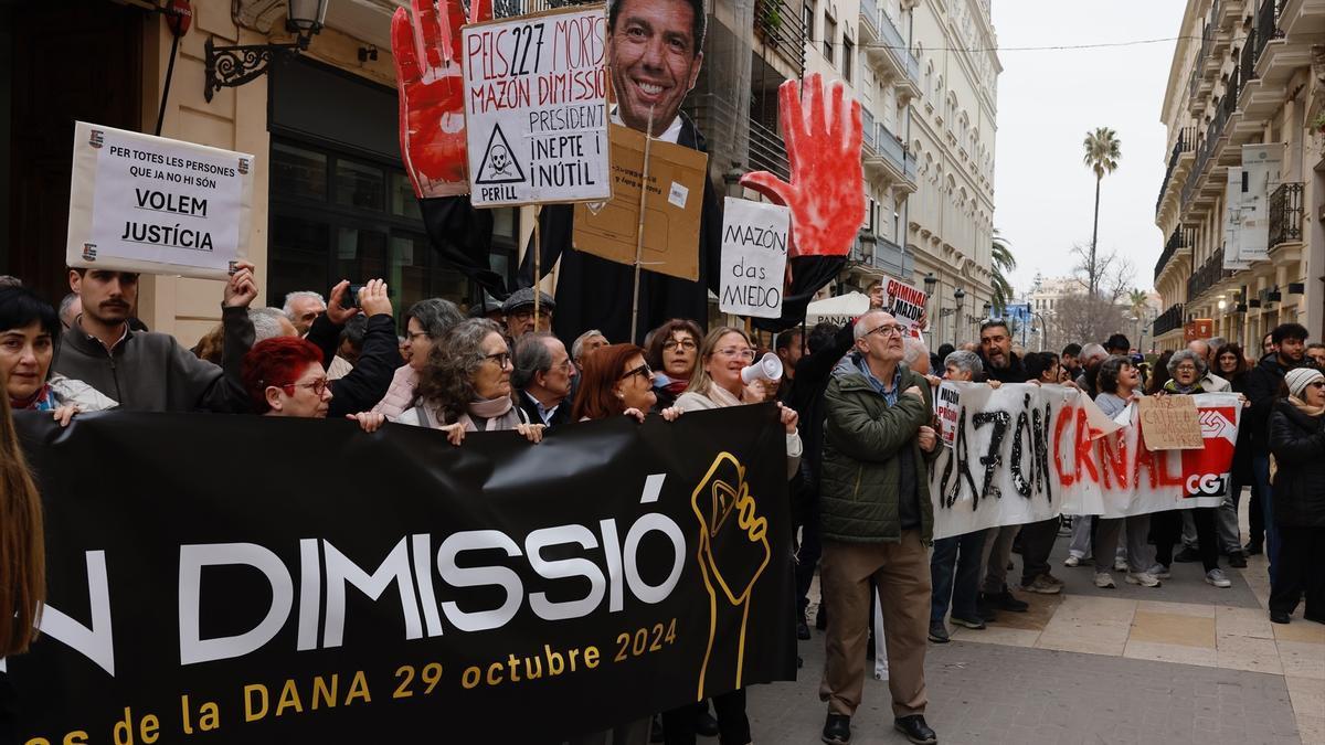 Afectados por la dana se concentran en Les Corts para pedir a los 99 diputados que voten 'sí' a la dimisión de Mazón.