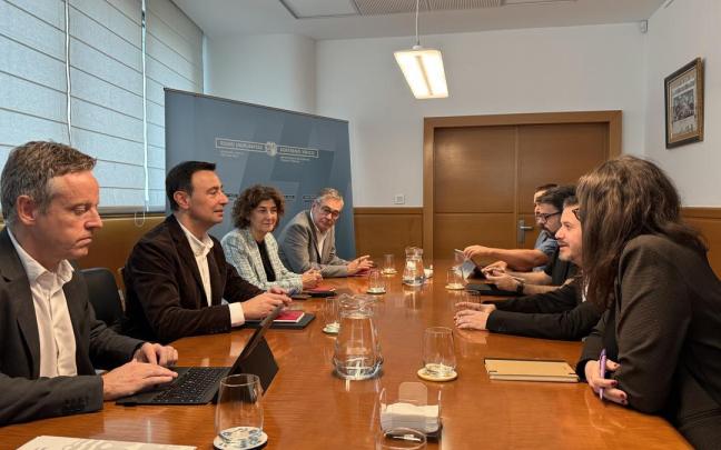 Reunión del vicelehendakari y consejero de Economía, Trabajo y Economía, Mikel Torres con los agentes sociales