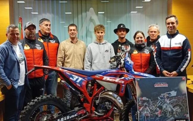 El Motoclub Aiala presentando la prueba en Amurrio