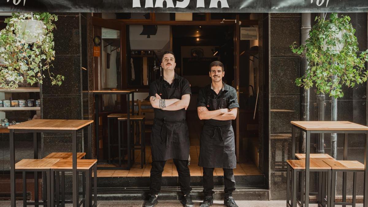 Garikoitz Arruabarrena y Javier Ochoa, del Masta, en Zarautz.