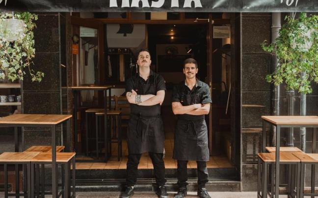 Garikoitz Arruabarrena y Javier Ochoa, del Masta, en Zarautz.