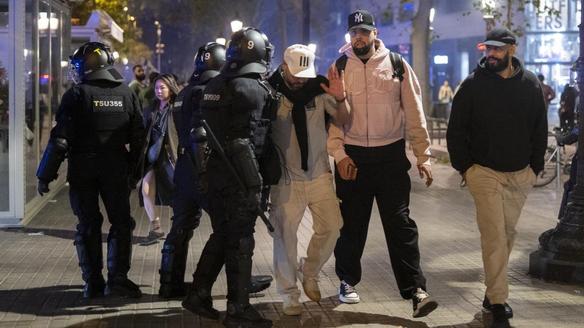 Una persona detenida por los Mossos, en Barcelona.